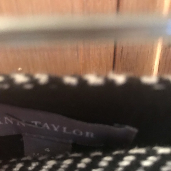 Ann Taylor, Size 4 Wool Pencil Skirt. - Picture 2 of 2